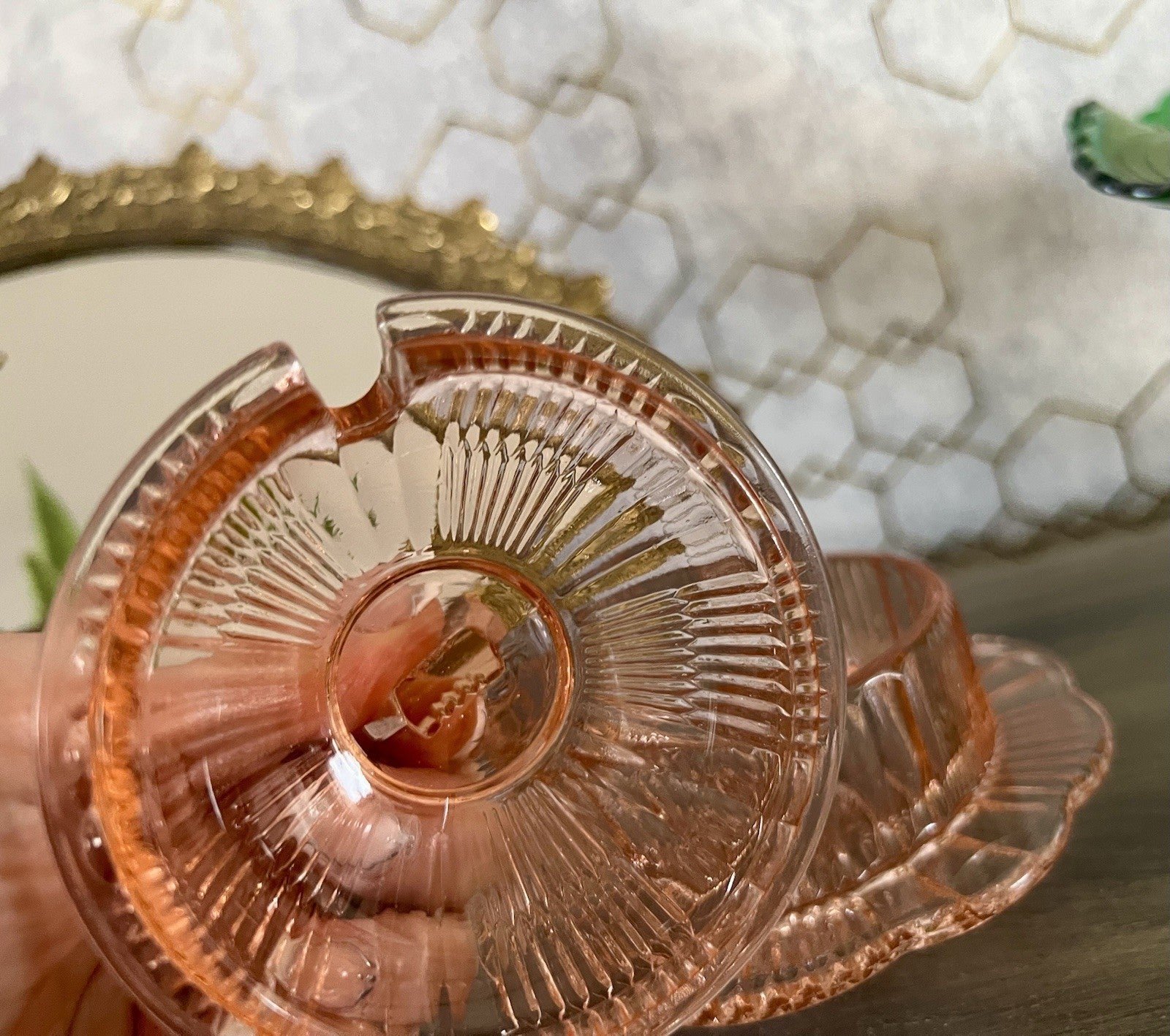 Antik Art Déco Glas Dose Honigdose Zuckerdose? Zierdose Pressglas Rosalin rosa