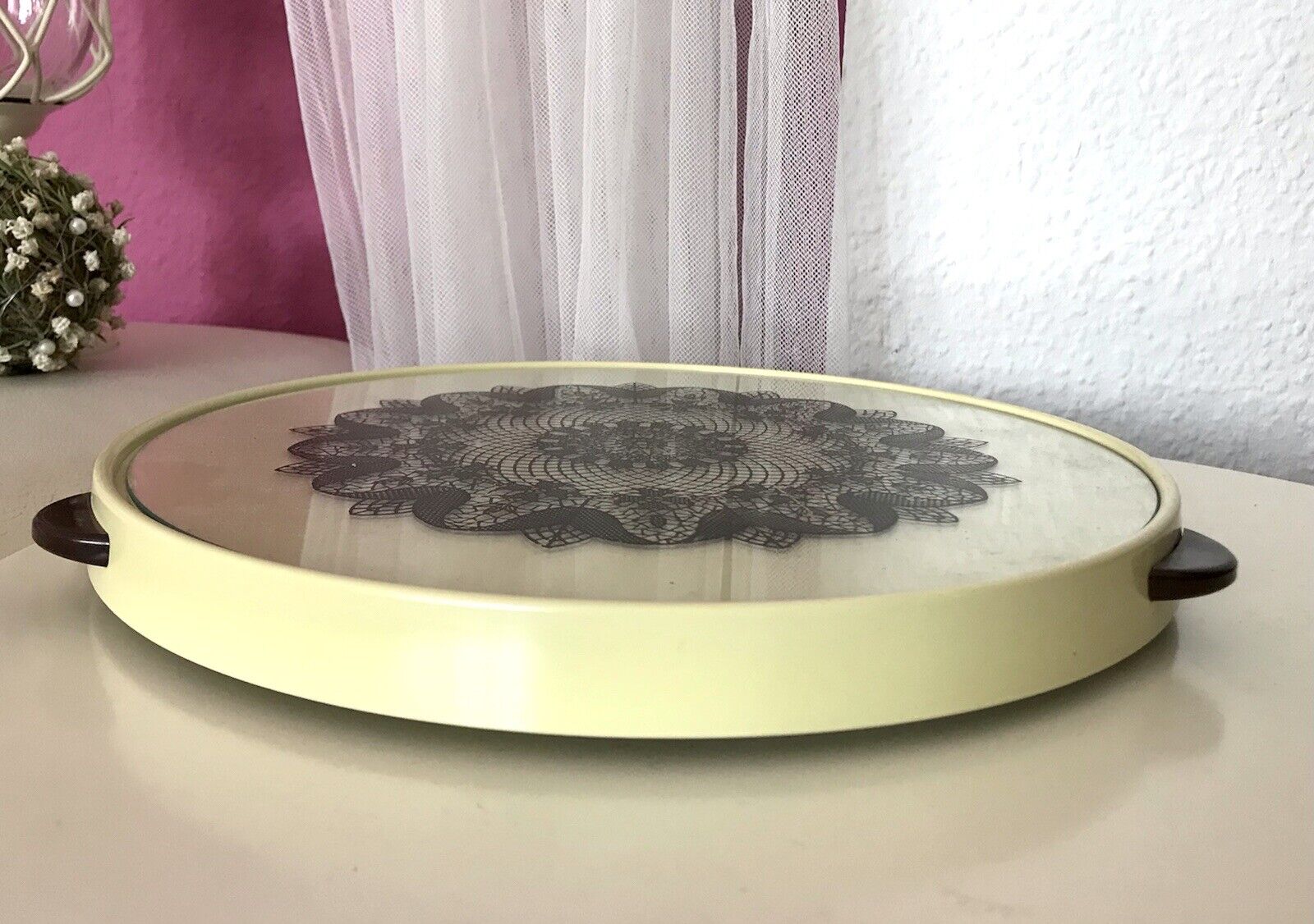 Vintage drehbare Tortenplatte Kunststoff & Glas Spitzen-Muster Vanille schwarz