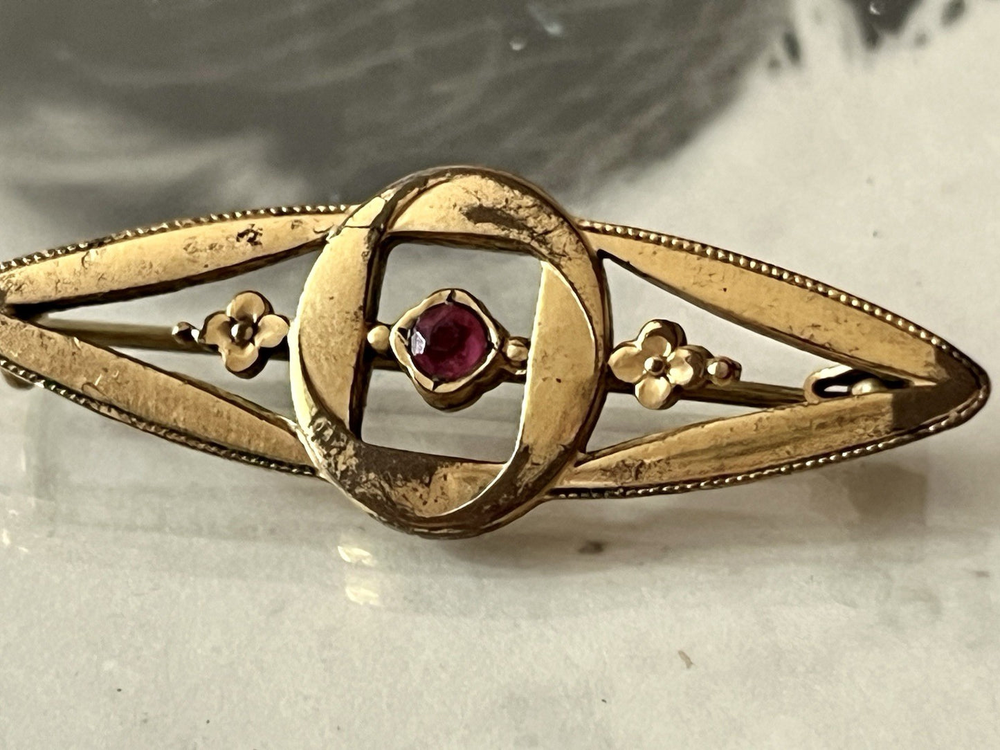 Antik Biedermeier Jugendstil Brosche rotgoldfarben roter Farbstein Walzgold