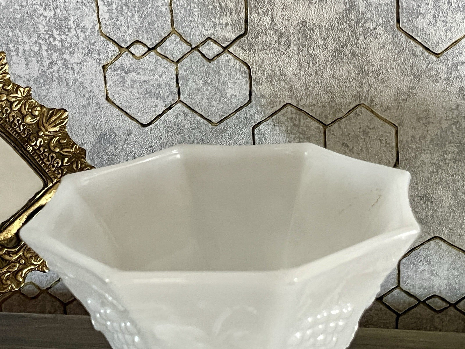 Antik Art Déco 1 Schale Glasvase Vase Pressglas Opalin Weiß  Glas Weinranken