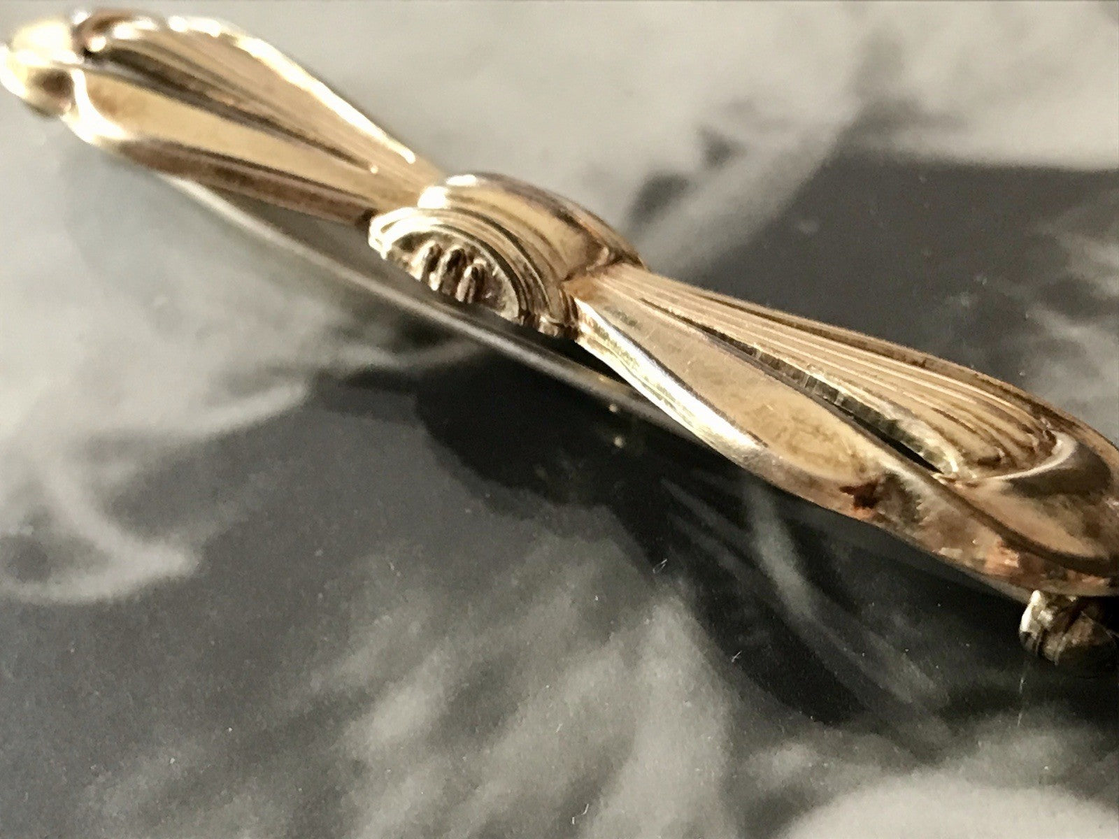 Antik Art Déco Brosche Oresto vergoldet Schleife