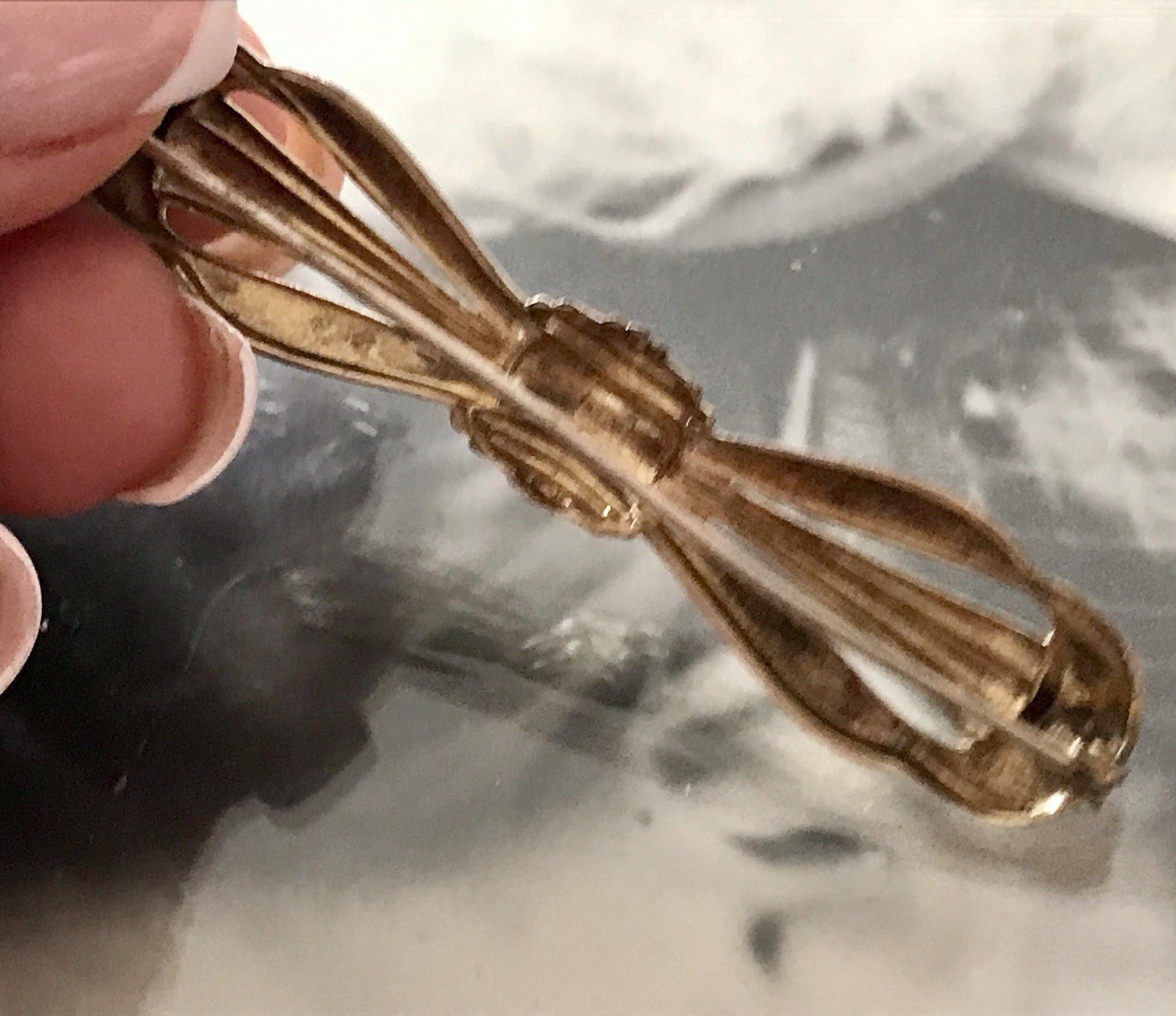 Antik Art Déco Brosche Oresto vergoldet Schleife