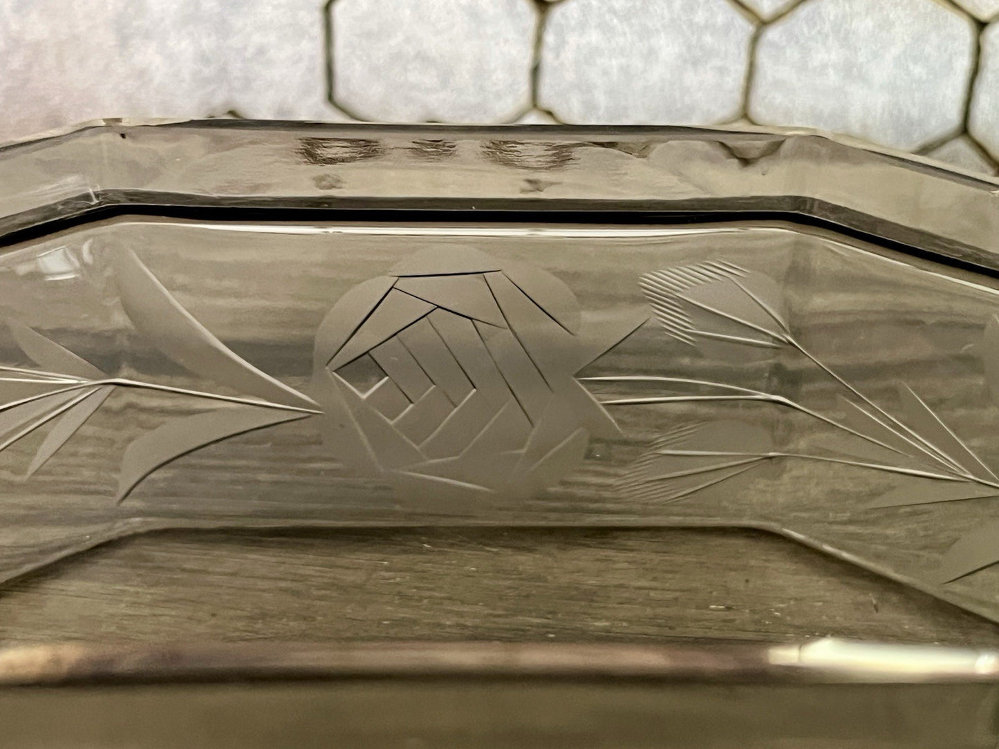 Antik Art Déco geschliffen Dose Schatulle Glas Rauchglas kantig Rosen-Motiv