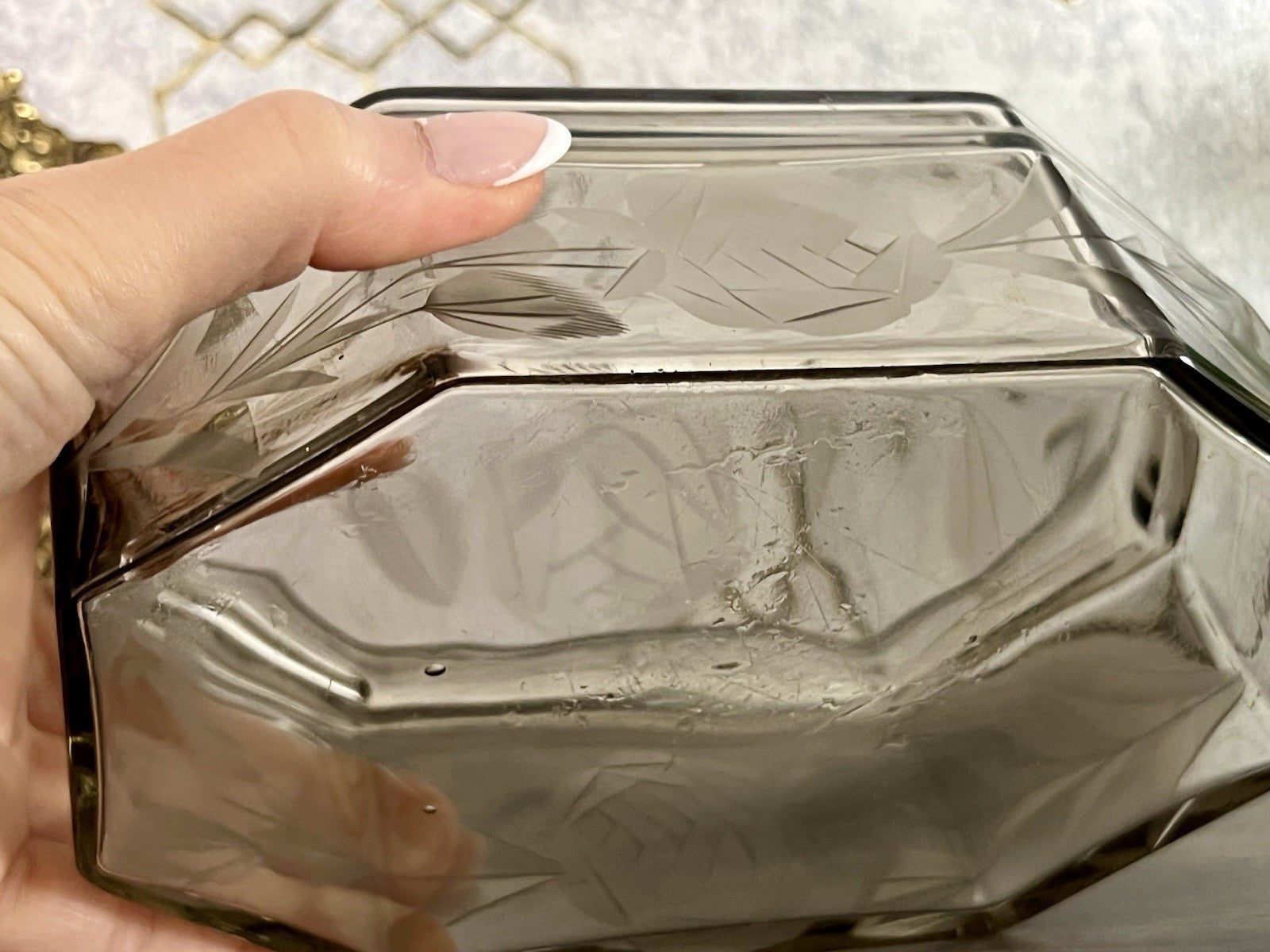 Antik Art Déco geschliffen Dose Schatulle Glas Rauchglas kantig Rosen-Motiv