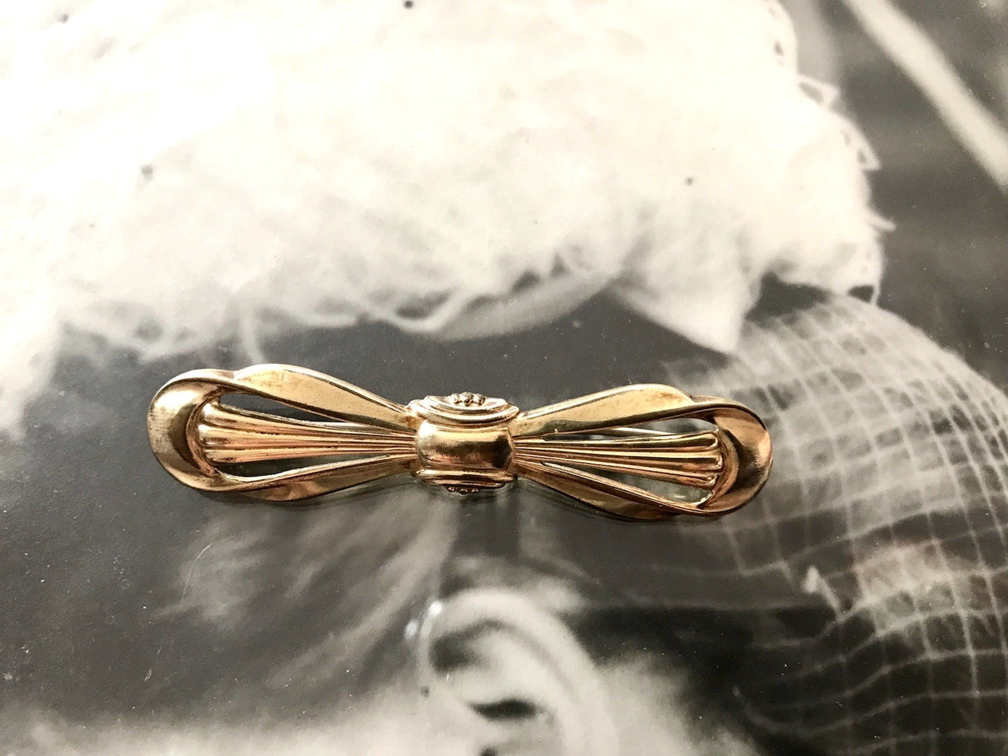 Antik Art Déco Brosche Oresto vergoldet Schleife