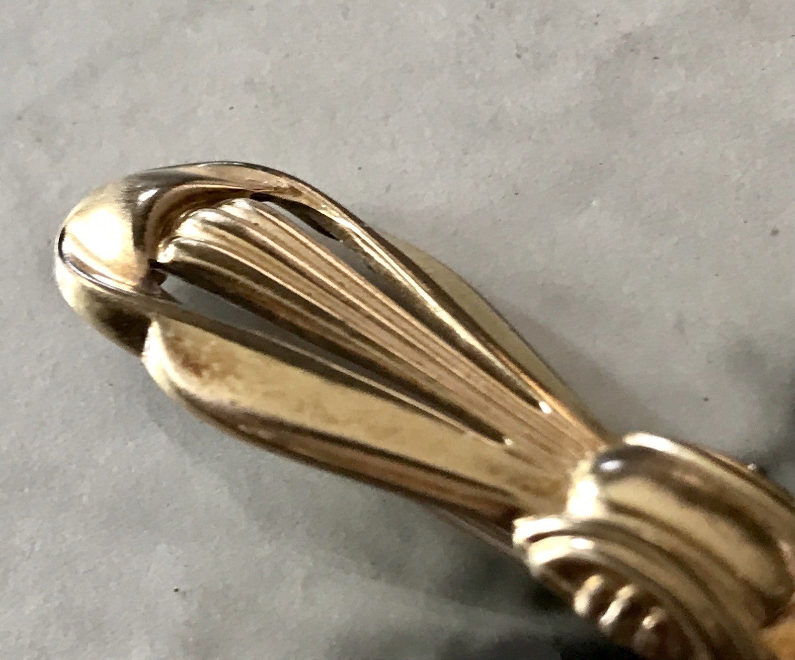 Antik Art Déco Brosche Oresto vergoldet Schleife