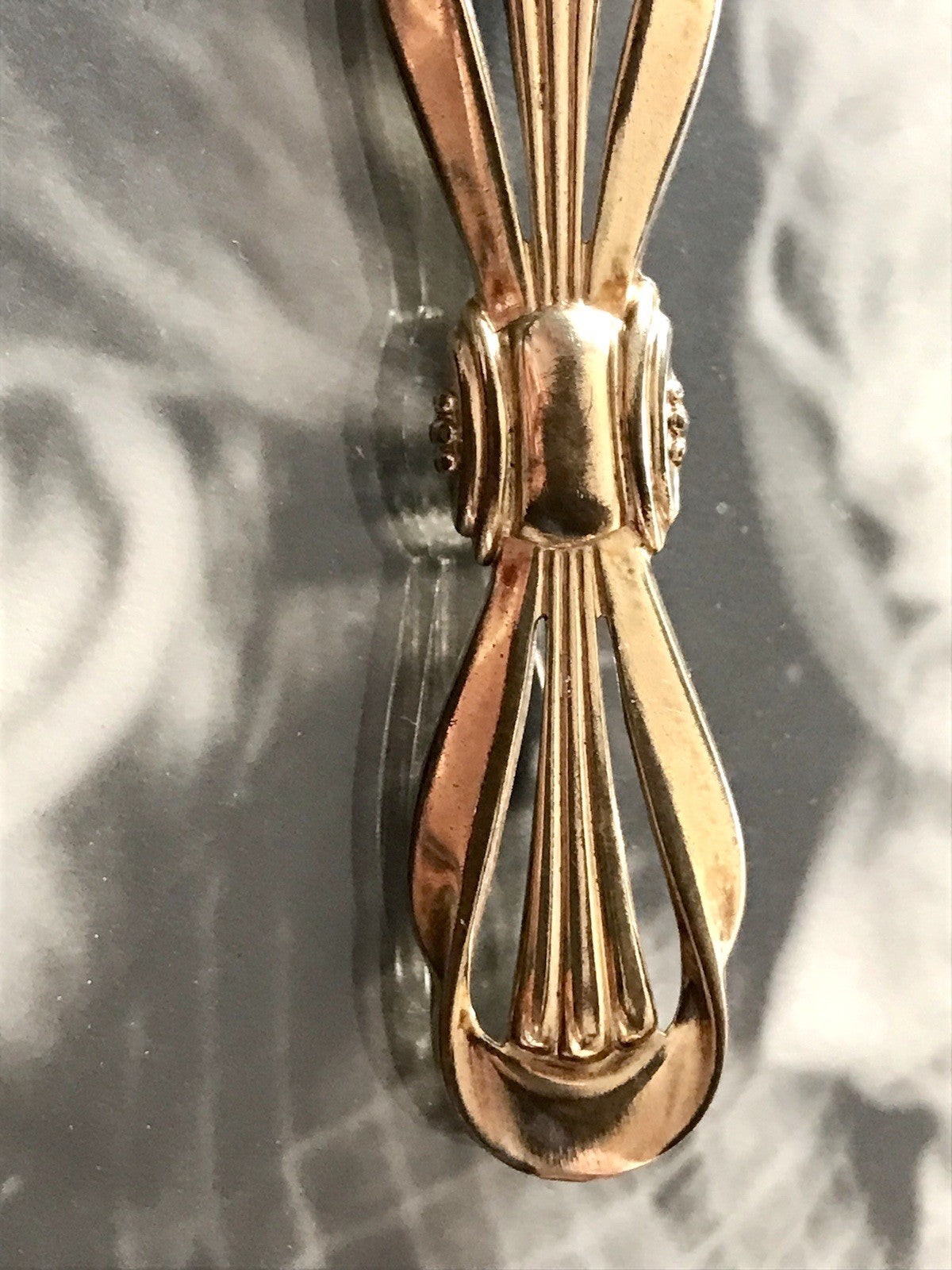 Antik Art Déco Brosche Oresto vergoldet Schleife