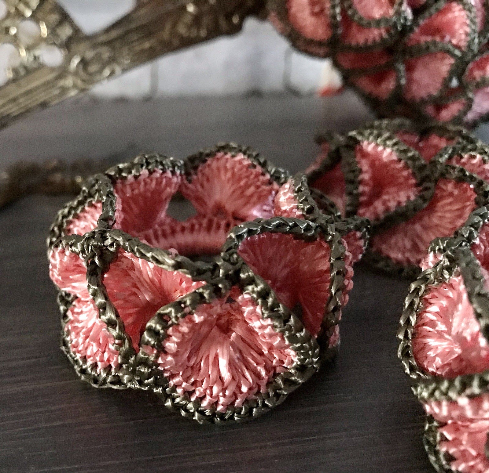Alt Vintage 17 Serviettenringe rosa & grau  gehäkelt 50er-70er Jahre Kunstbast