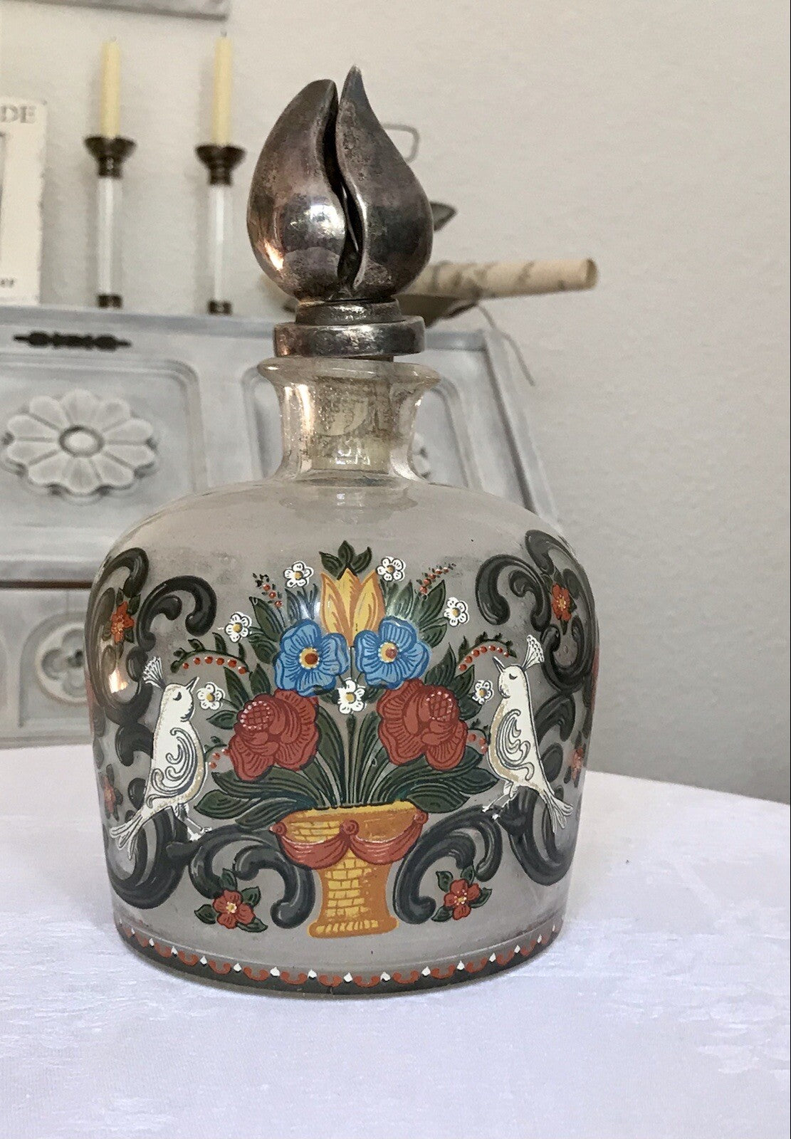 Alt Vintage Design Karaffe Dekanter versilberter Stopfen Bauernmotiv