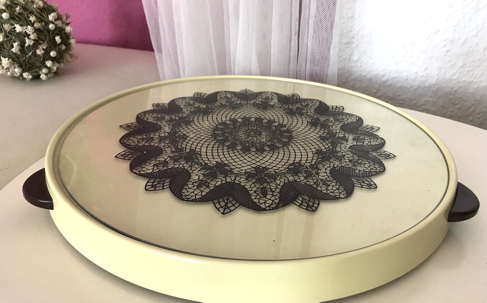 Vintage drehbare Tortenplatte Kunststoff & Glas Spitzen-Muster Vanille schwarz