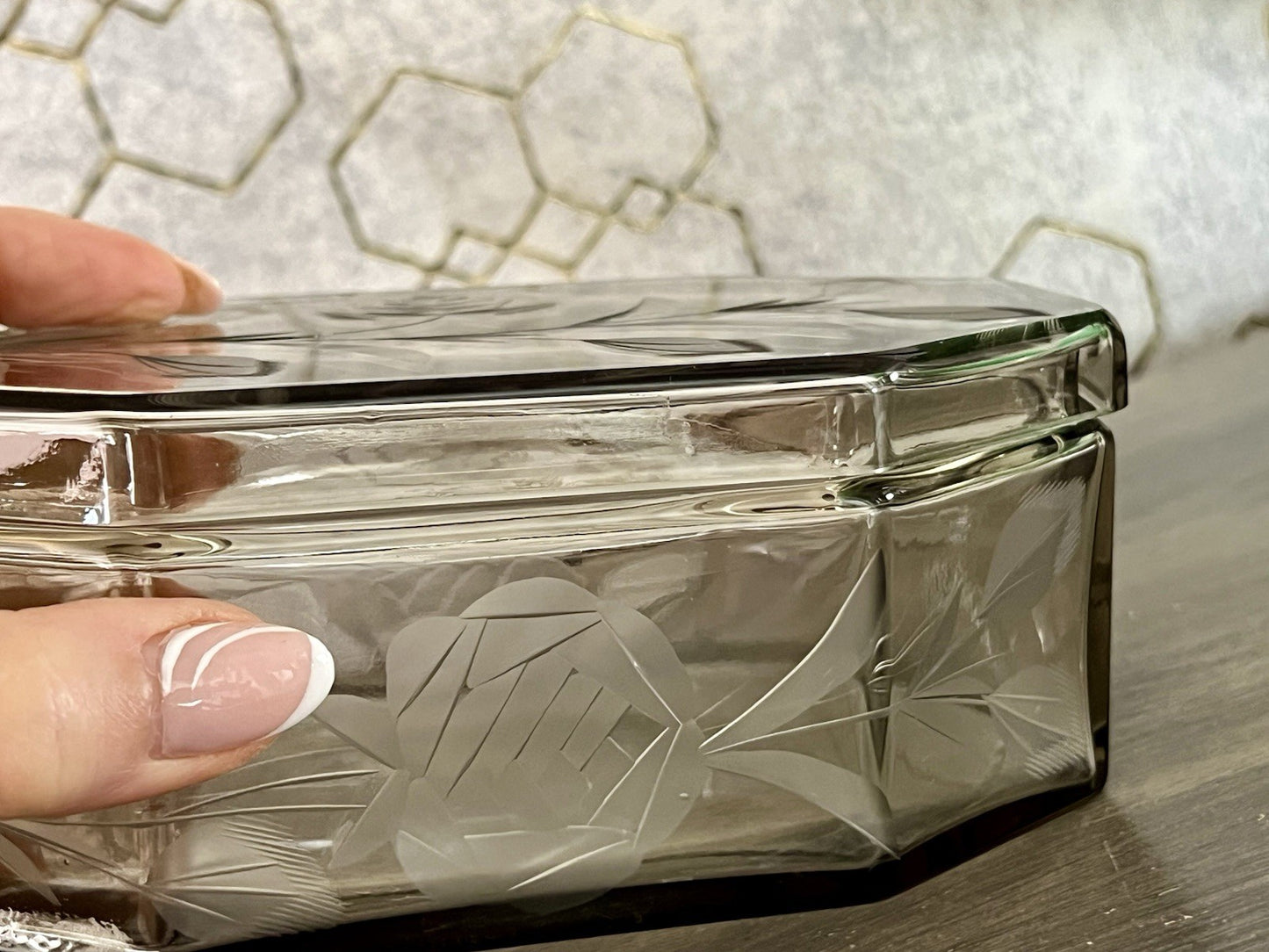 Antik Art Déco geschliffen Dose Schatulle Glas Rauchglas kantig Rosen-Motiv
