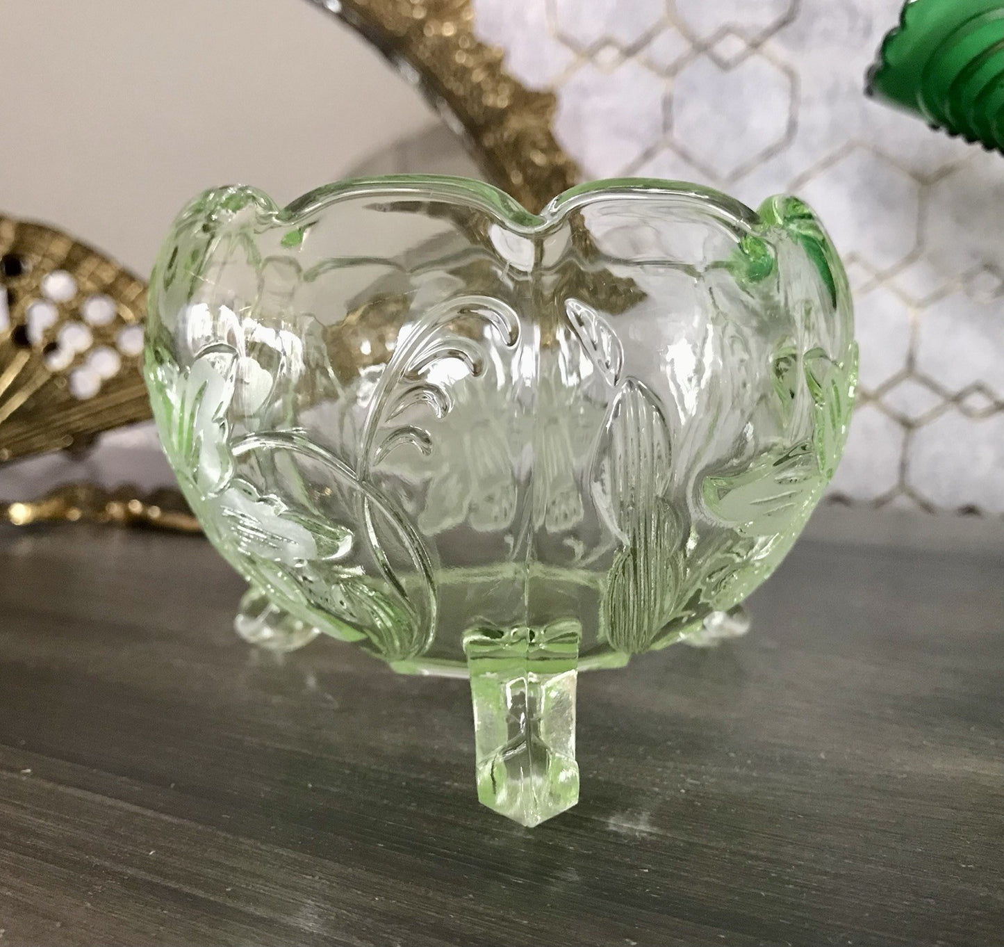 Antik Art Déco Pressglas Kugel-Schale Glas Uranglas kanariengrün Osterglocken