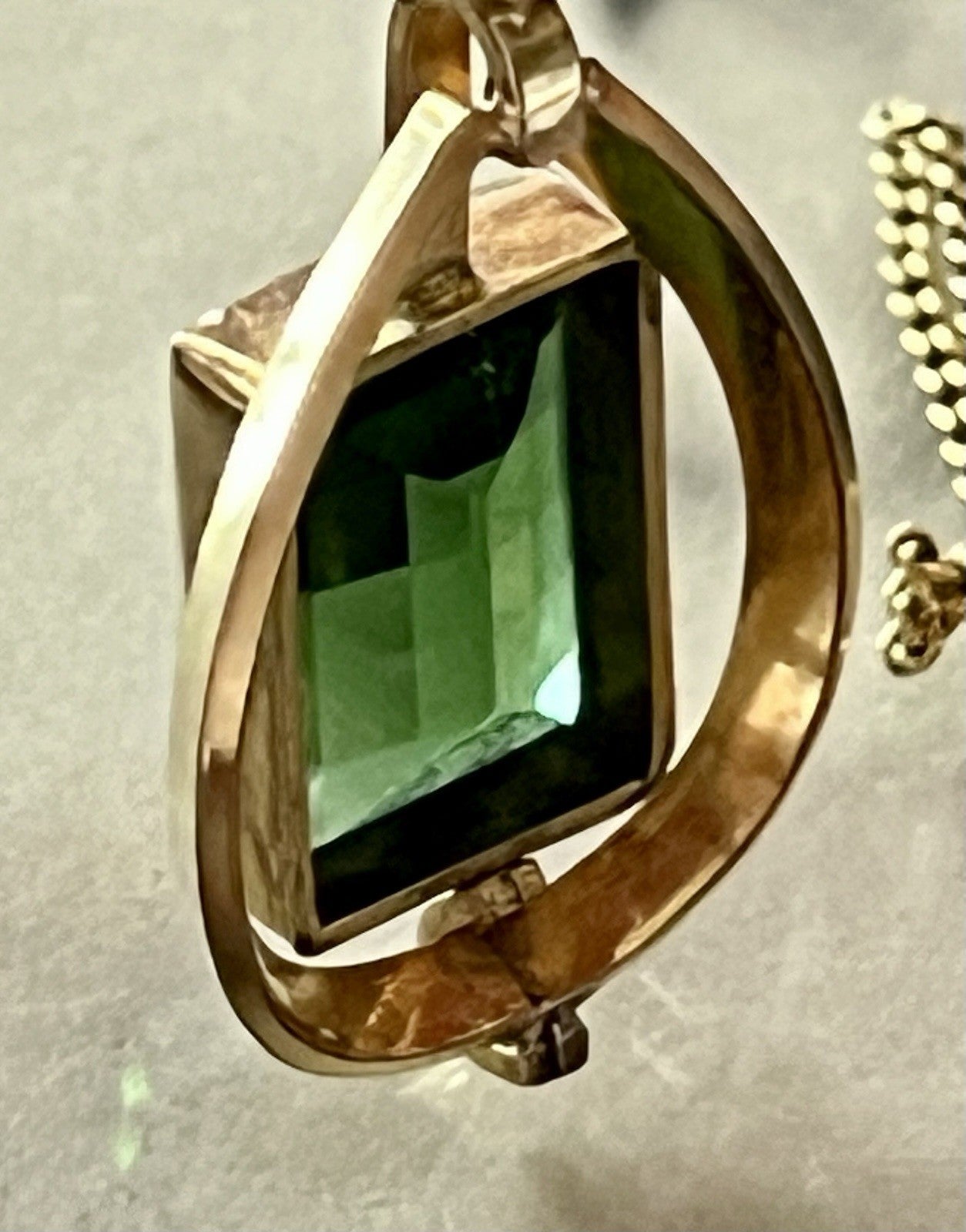 Vintage Designer Anhänger grüner Stein Amerik. Doublè vergoldet TeKa