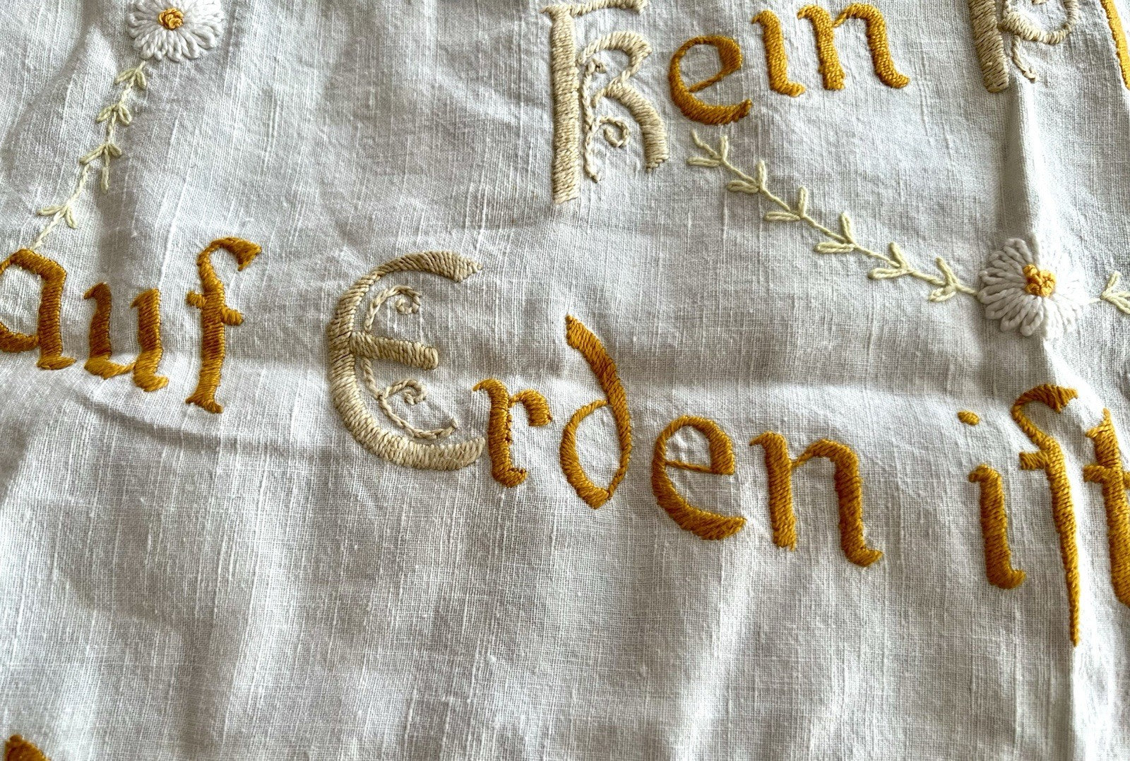 Antik Wandbehang Gardine „Kein Platz auf Erden ist so lieb und traut Leinen