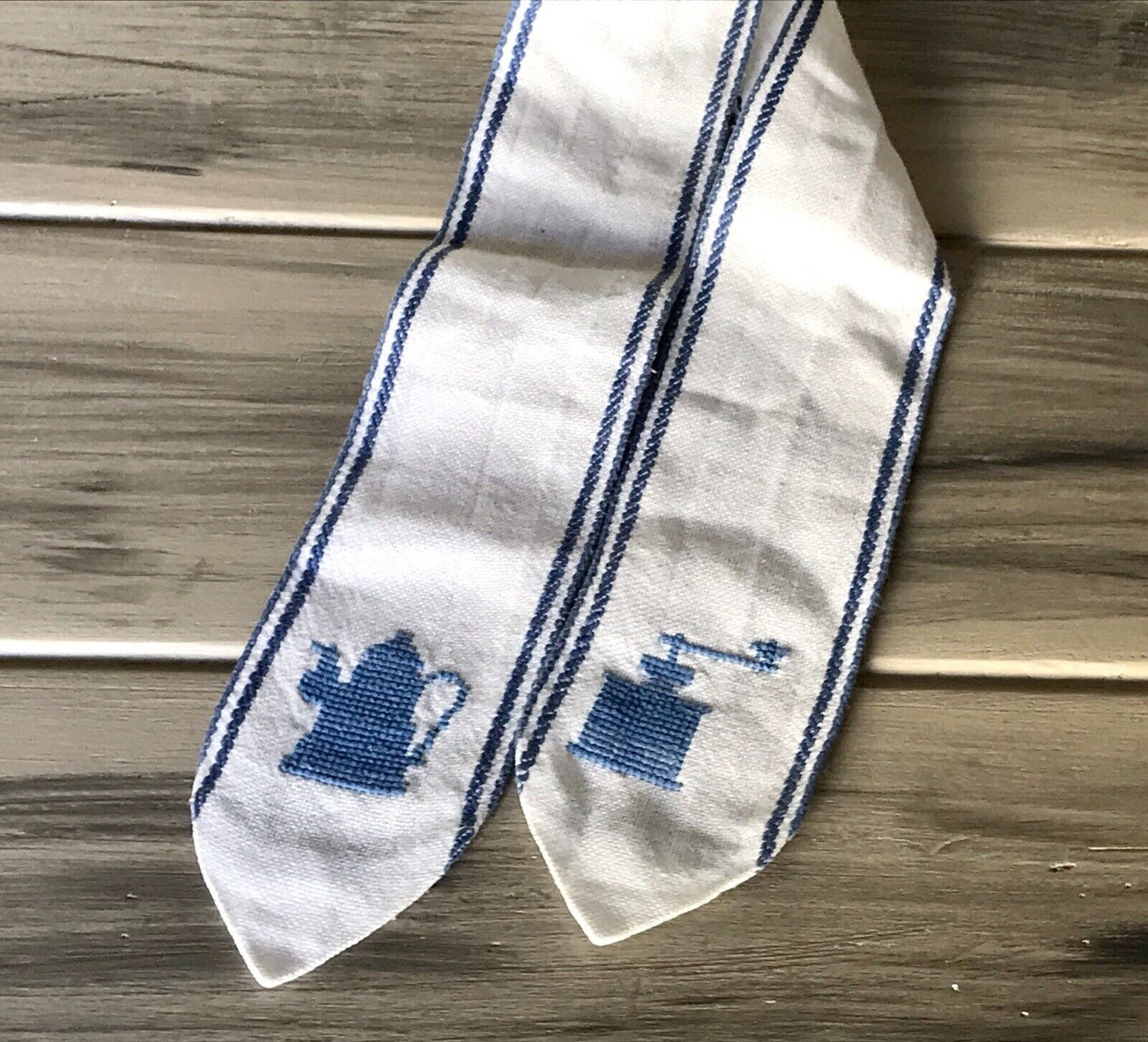Antik Tischband Leinen weiß blau bestickt Kaffeemühle Kaffeekanne Kreuzbandmuste