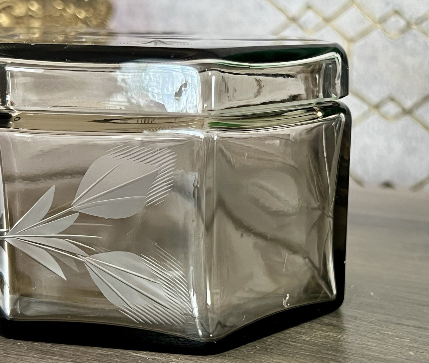 Antik Art Déco geschliffen Dose Schatulle Glas Rauchglas kantig Rosen-Motiv
