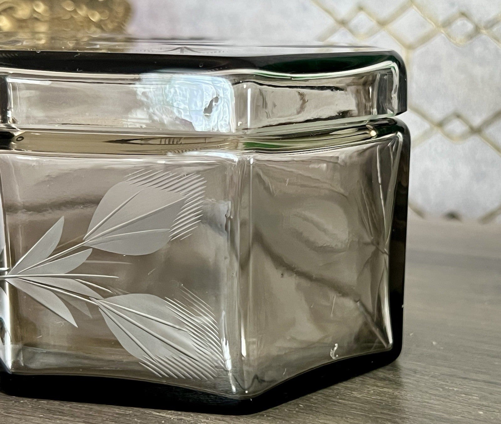 Antik Art Déco geschliffen Dose Schatulle Glas Rauchglas kantig Rosen-Motiv