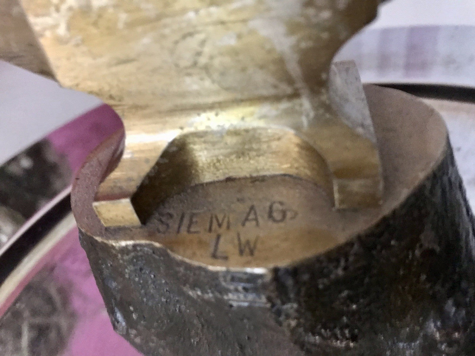 Vintage Mini Amboss Siemag Goldschmied Uhrmacher auf Sockel Brutalist Siegen