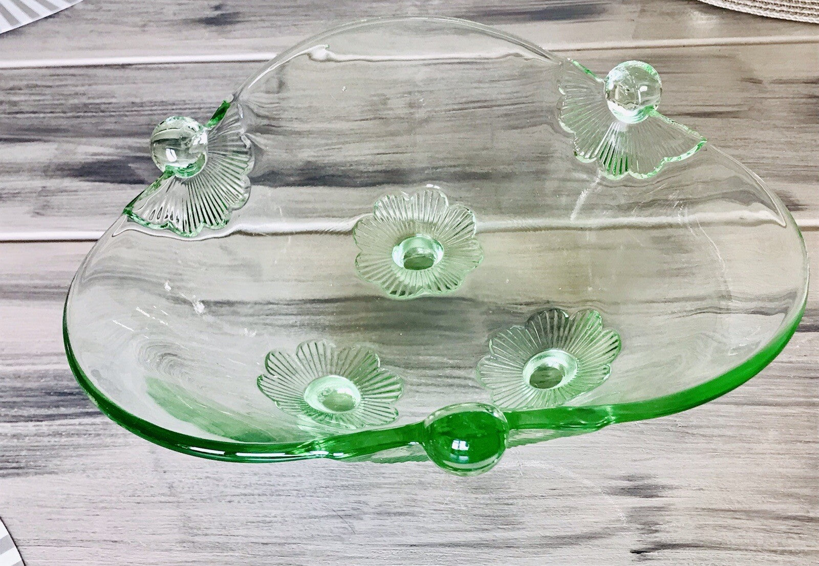 Antik Art Déco kanarien grün Pressglas Schale Glas dreipassig markant Blumen