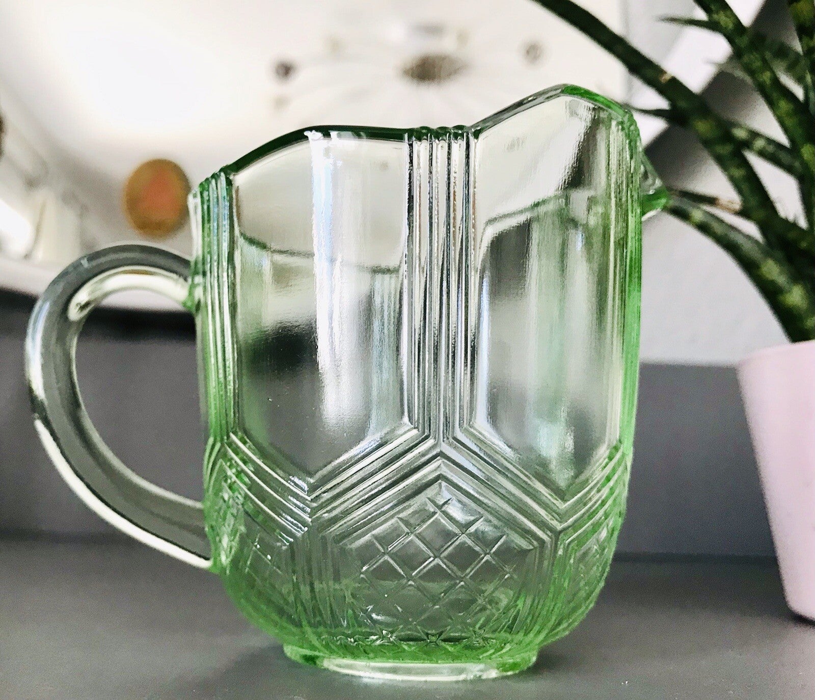 Antik Art Déco Pressglas Sahnegießer Milchkännchen Kännchen Glas kanariengrün