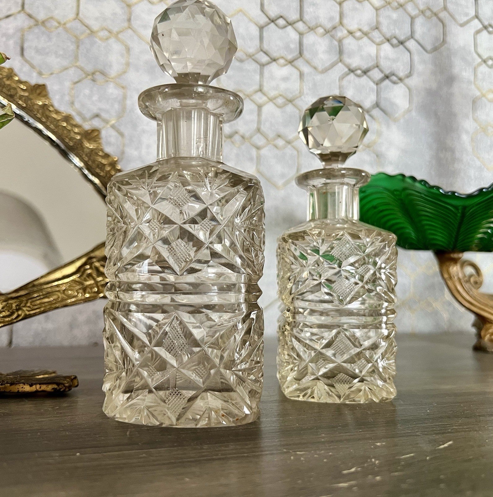 Antik ~1850-90 Baccarat 2x Flakon Parfüm kleine Glaskaraffe Schnitt Bleikristall
