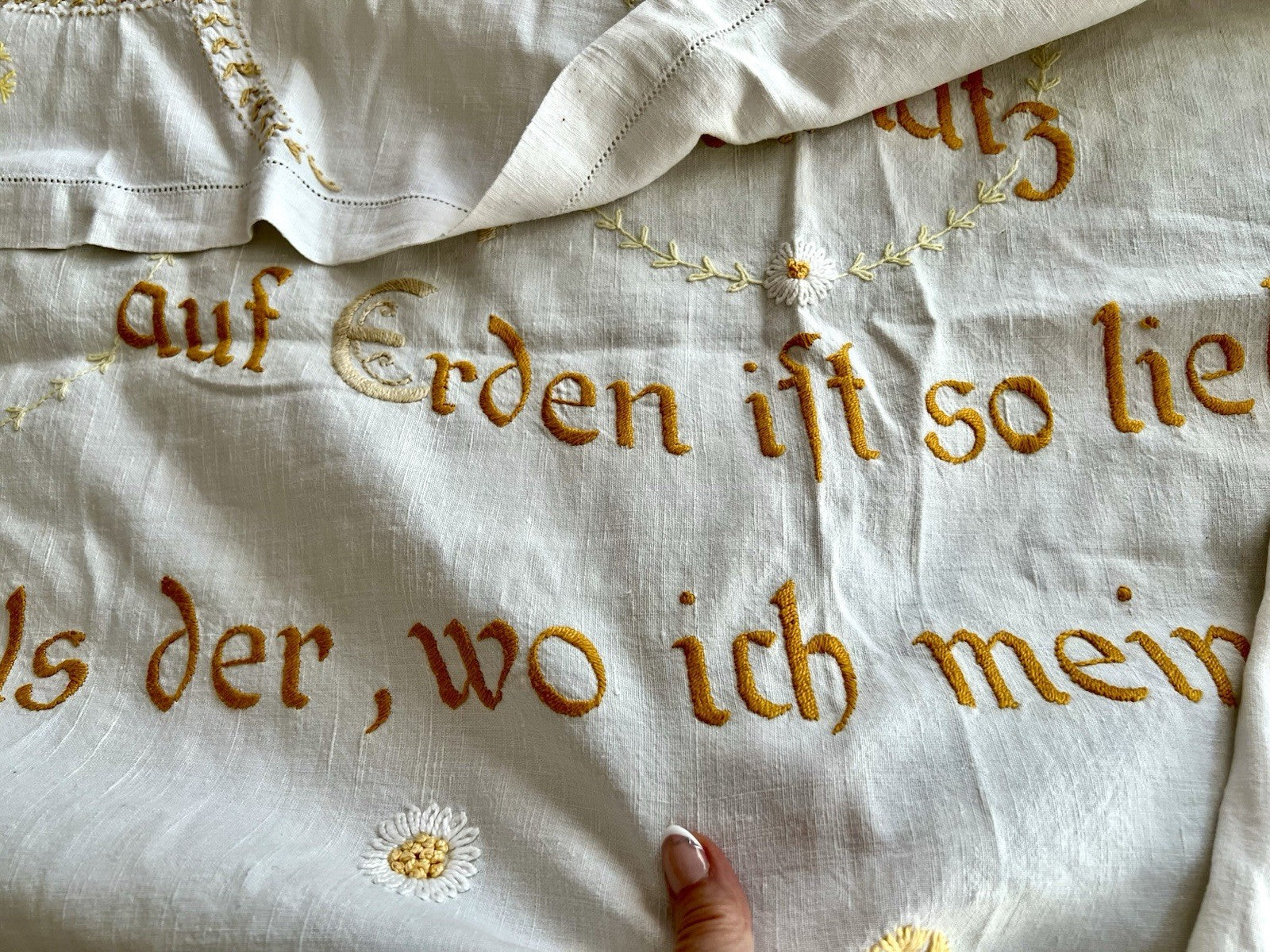 Antik Wandbehang Gardine „Kein Platz auf Erden ist so lieb und traut Leinen