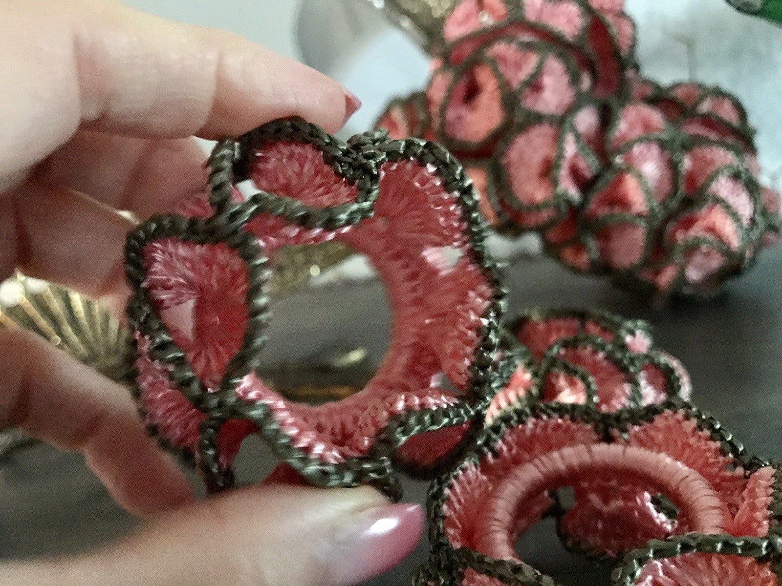 Alt Vintage 17 Serviettenringe rosa & grau  gehäkelt 50er-70er Jahre Kunstbast