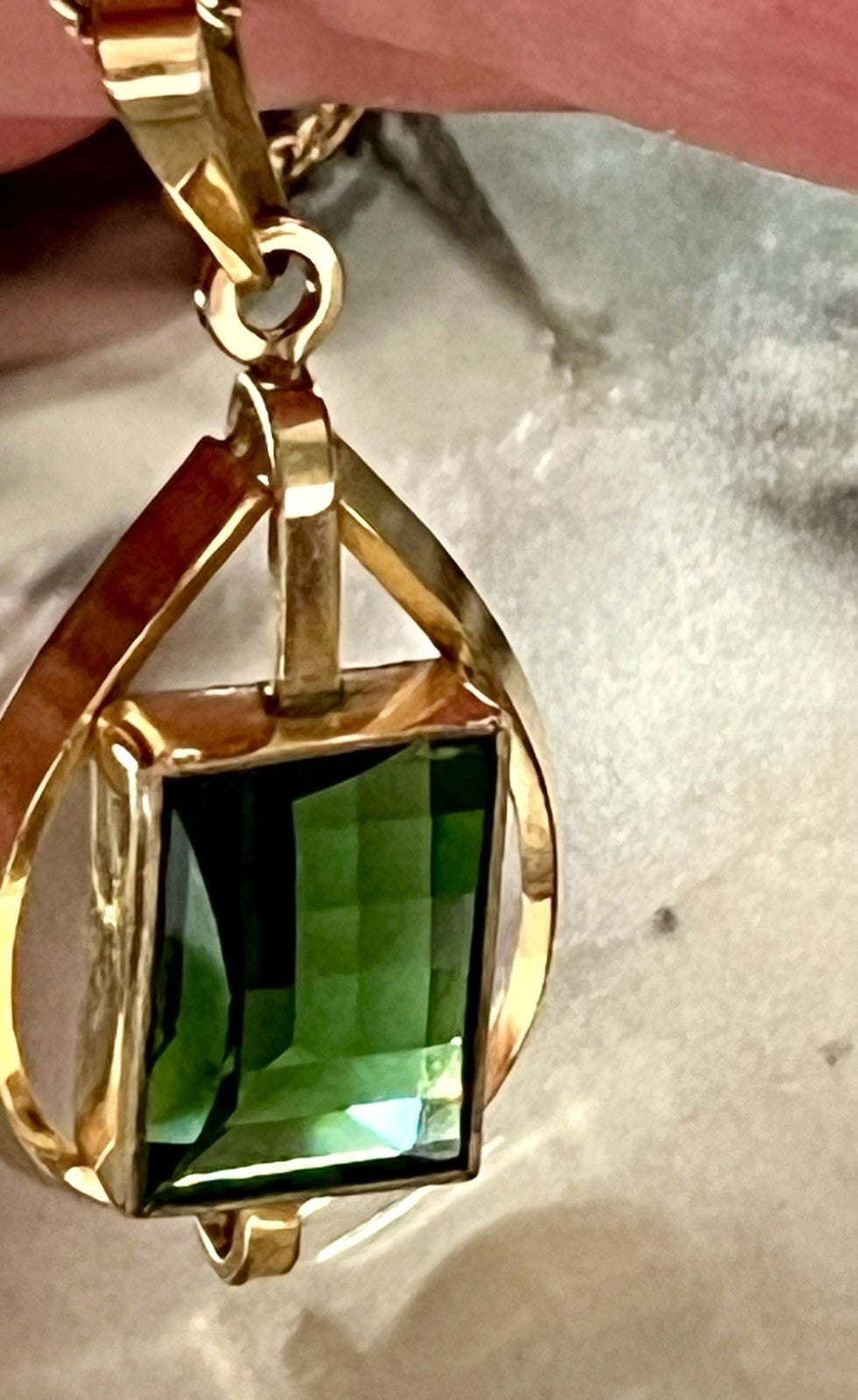 Vintage Designer Anhänger grüner Stein Amerik. Doublè vergoldet TeKa