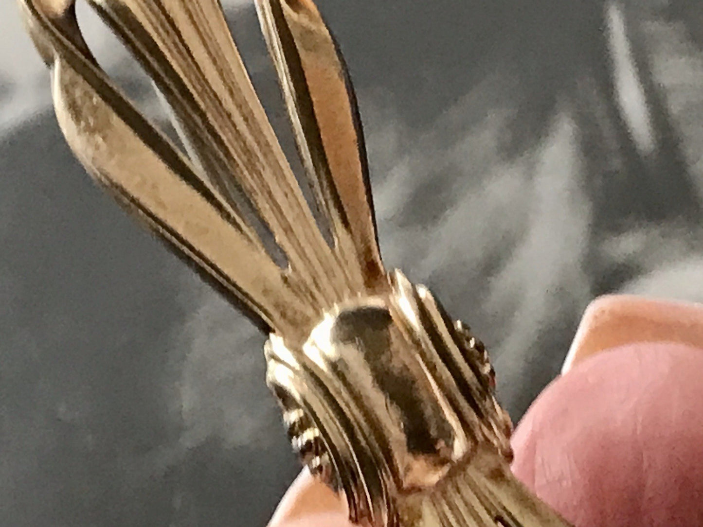 Antik Art Déco Brosche Oresto vergoldet Schleife