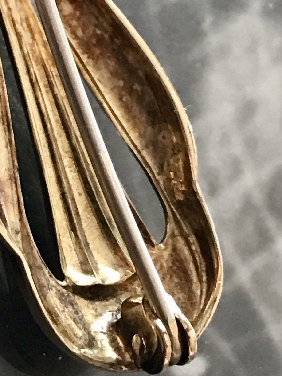 Antik Art Déco Brosche Oresto vergoldet Schleife