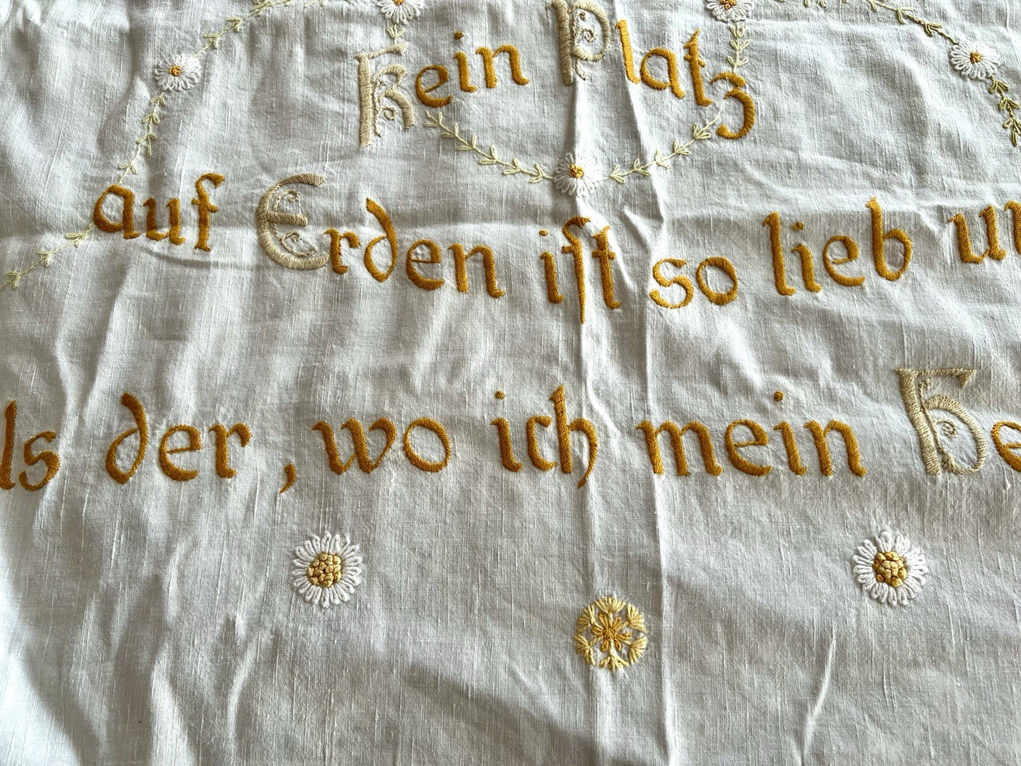 Antik Wandbehang Gardine „Kein Platz auf Erden ist so lieb und traut Leinen