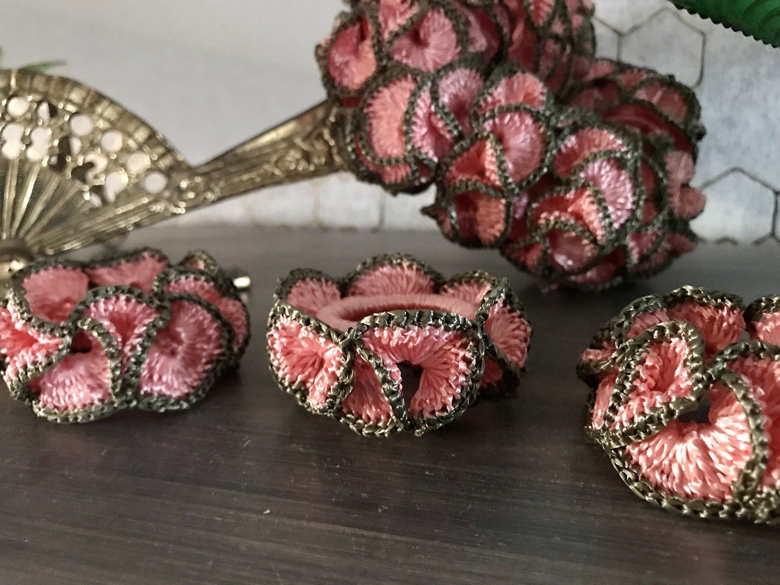 Alt Vintage 17 Serviettenringe rosa & grau  gehäkelt 50er-70er Jahre Kunstbast