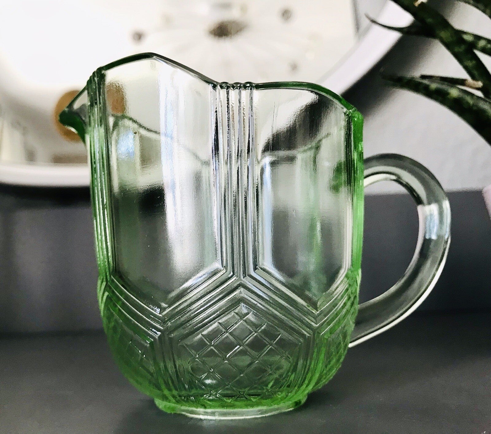 Antik Art Déco Pressglas Sahnegießer Milchkännchen Kännchen Glas kanariengrün