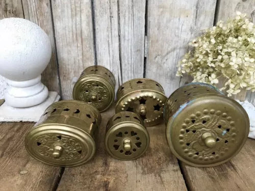 5 alte Potpourri Döschen Deckeldosen Dosen Messingblech Shabby Vintage