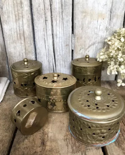 5 alte Potpourri Döschen Deckeldosen Dosen Messingblech Shabby Vintage