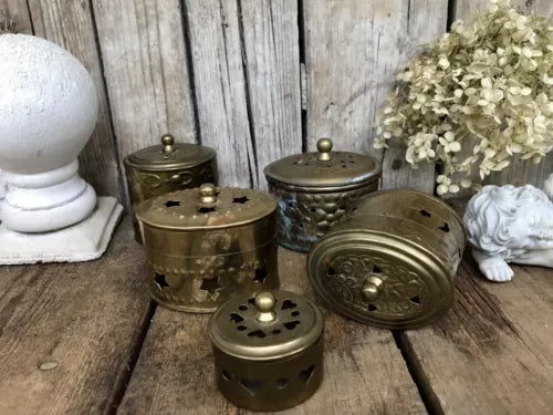 5 alte Potpourri Döschen Deckeldosen Dosen Messingblech Shabby Vintage