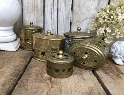 5 alte Potpourri Döschen Deckeldosen Dosen Messingblech Shabby Vintage