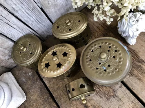 5 alte Potpourri Döschen Deckeldosen Dosen Messingblech Shabby Vintage