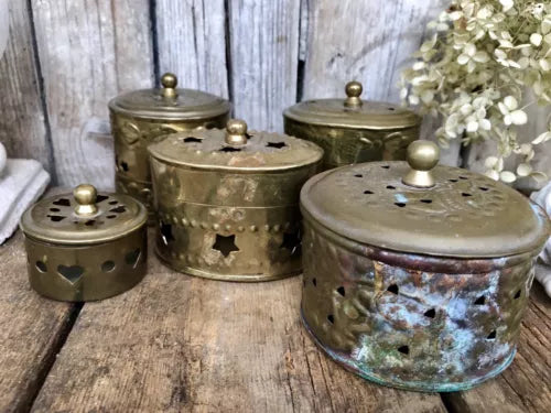 5 alte Potpourri Döschen Deckeldosen Dosen Messingblech Shabby Vintage