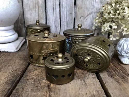 5 alte Potpourri Döschen Deckeldosen Dosen Messingblech Shabby Vintage